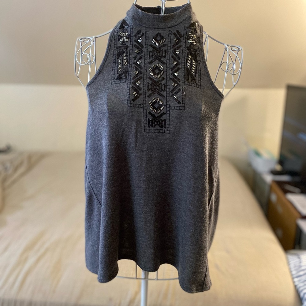 HOLLISTER Top in dark grey with silver and black accents.